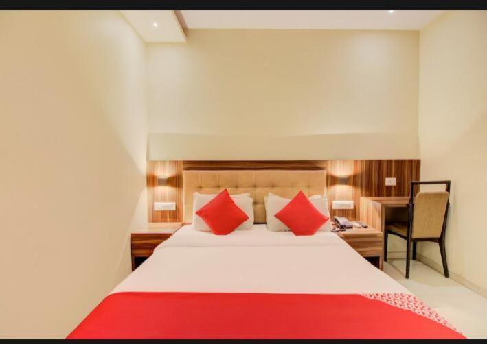Hotel Emerald Near T2 International Airport Mumbai Exterior photo